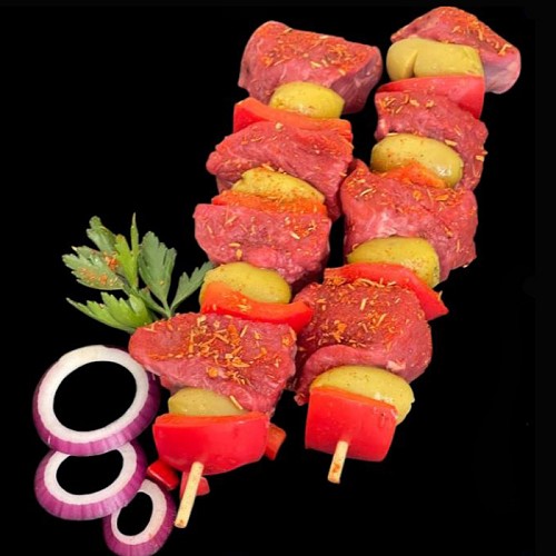 2 Spieße aus Lammkeule mit Oliven und Paprika – je 150 g