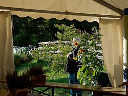 Gerhard Kempf tankt Sonne und Luft beim großen Hoffest. Endlich geschafft!